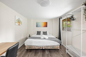 Spacious King Studio Room - Nearby Station & Shops - Located at Carramar